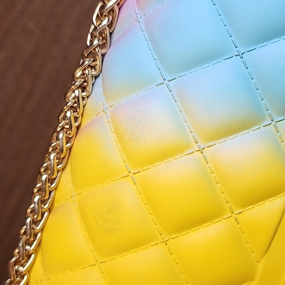 Rainbow Quilted PVC Jelly Purse - Picture 15 of 15